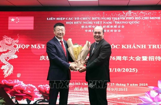 Vice President and General Secretary of the Ho Chi Minh City Union of Friendship Organisations Ho Xuan Lam (right) congratulates Consul General of China in Ho Chi Minh City Tang Li at the celebration. (Photo: VNA)