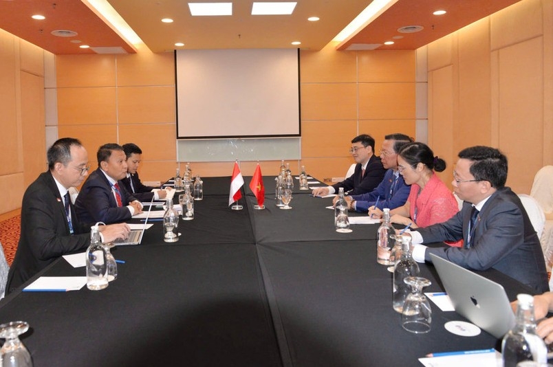 The meeting between Chairman of the Vietnamese National Assembly’s Committee for Economic and Financial Affairs Phan Van Mai (third, right) and Mardani Ali Sera, head of the Indonesian delegation and Chair of the House of Representatives' Inter-Parliamentary Cooperation Body (BKSAP) takes place on the sidelines of the 46th General Assembly of the ASEAN Inter-Parliamentary Assembly (AIPA-46) in Kuala Lumpur, Malaysia. (Photo: daibieunhandan.vn)