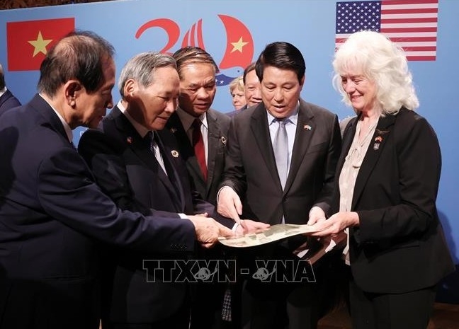 President Luong Cuong (second, right) witnesses the return of keepsakes to US war veterans and soldiers' families. (Photo: VNA)