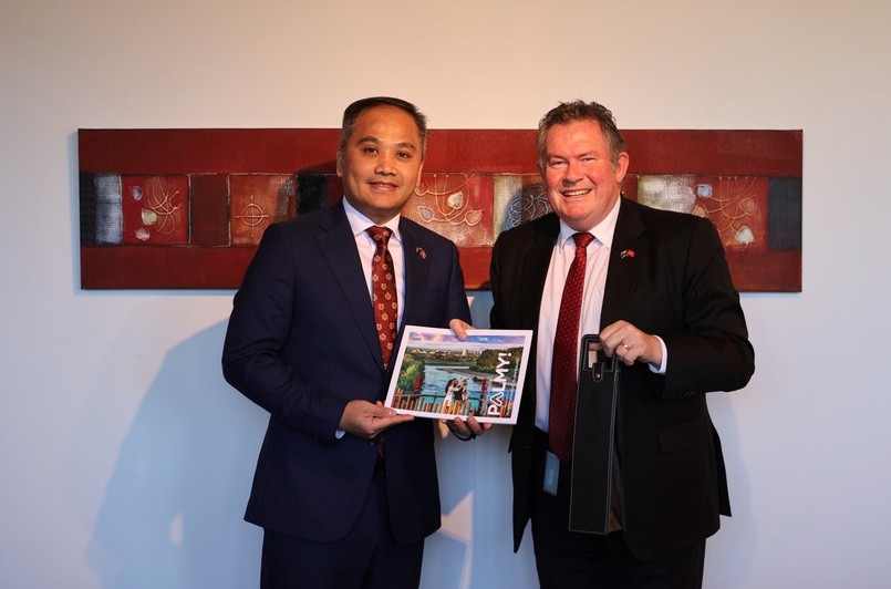 Vietnamese Ambassador to New Zealand Phan Minh Giang (L) pays a courtesy visit to Palmerston North Mayor Grant Smith. (Photo published by VNA)