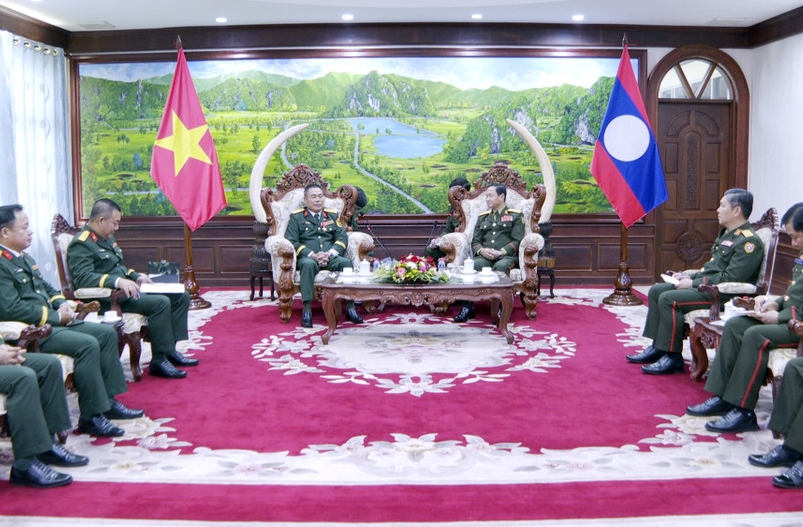 Lao Minister of National Defence Senior Lieutanent General Khamlieng Outhakaysone receives Colonel Phan Huu Thang, freshly appointed defence attaché, on September 25. (Photo: VNA)