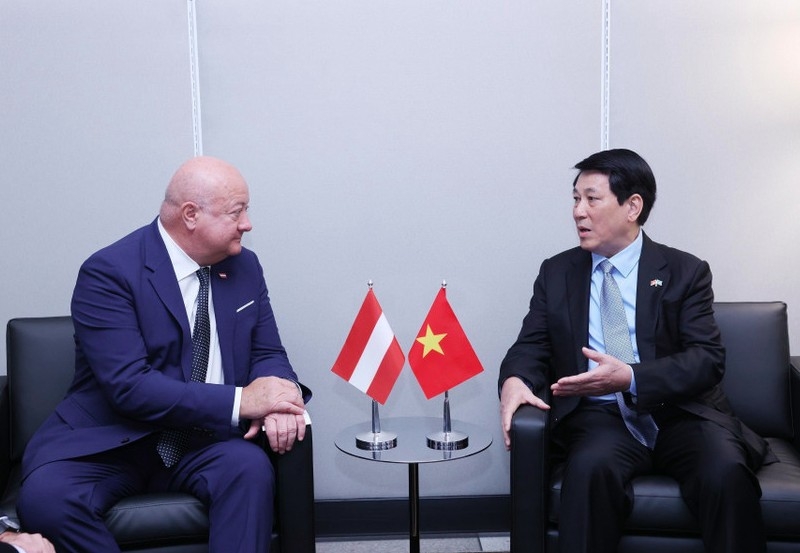 Vietnamese State President Luong Cuong (R) receives Austrian Prime Minister Christian Stocker on the sidelines of the General Debate of the 80th Session of the United Nations General Assembly in New York, USA, on September 22 (local time). (Photo: VNA)