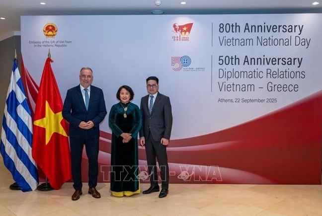 Vietnamese Ambassador to Greece Pham Thi Thu Huong (middle) and Deputy Minister of Development of Greece Stavros Kalafatis (first, left) at the celebration of the 50th anniversary of diplomatic relations between Vietnam and Greece and the 80th National Day of Vietnam, on the evening of September 22, 2025, in Athens. (Photo published by VNA)