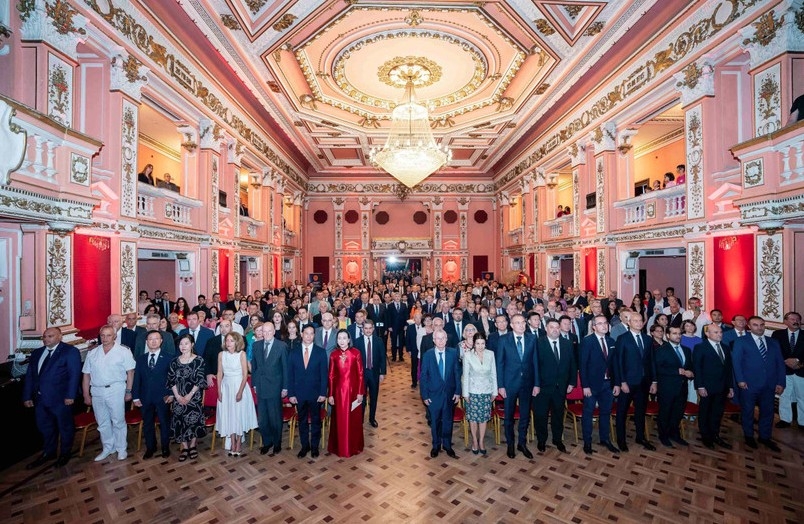Officials and guests at the flag saluting ceremony (Photo: VNA)