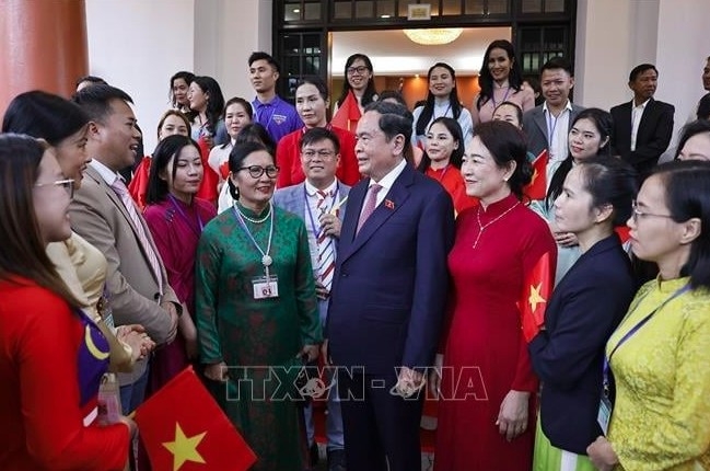 NA Chairman Tran Thanh Man meets with representatives of the Vietnamese community in Malaysia on September 16. (Photo:VNA)