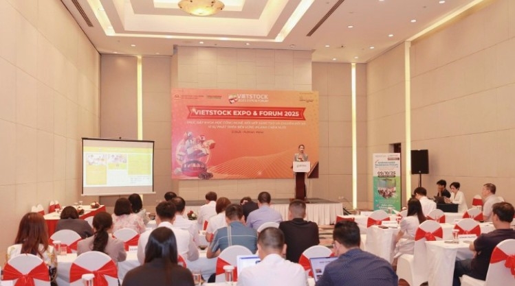 Representatives of businesses and media agencies at the press conference (Photo: nhandan.vn)