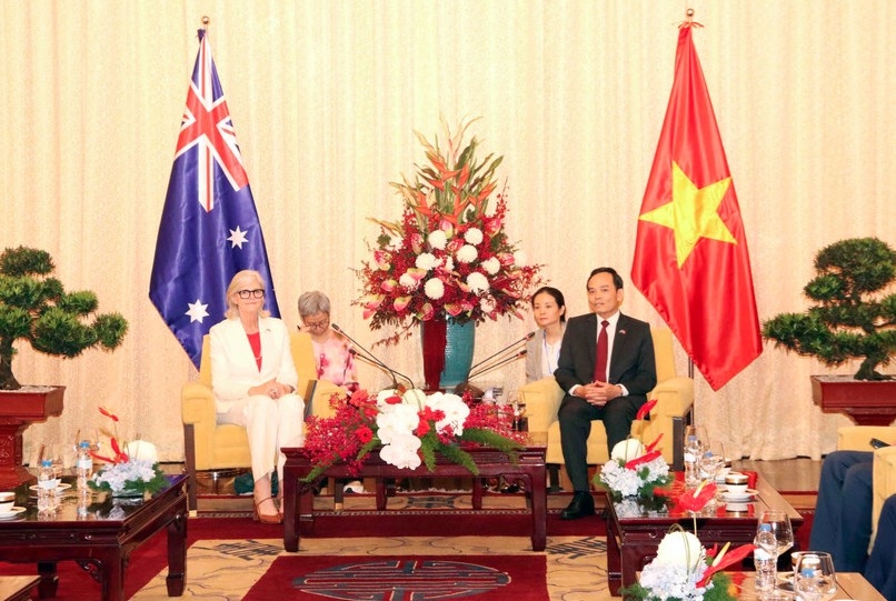 Secretary of the municipal Party Committee Tran Luu Quang (R) meets with Governor-General of Australia Sam Mostyn on September 12. (Photo: VNA)