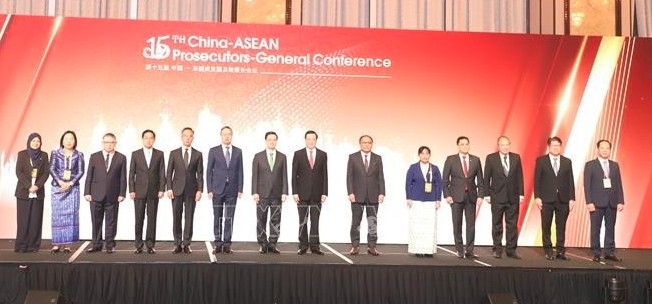 Participants pose for a group photo at the 15th China-ASEAN Prosecutors-General Conference in Hong Kong on September 23. (Photo: VNA)