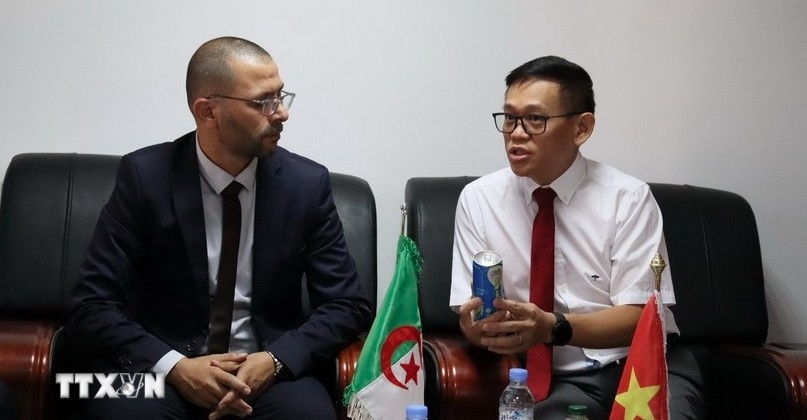 Vietnamese Ambassador to Algeria Tran Quoc Khanh (R) and Abdelkader Toumi, President of the Chamber of Commerce and Industry of Batna province, at their meeting on September 16. (Photo: VNA)