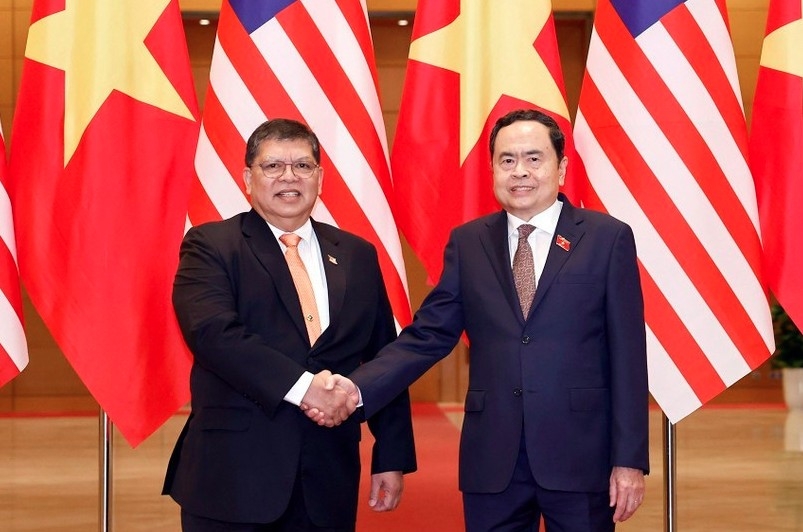 NA Chairman Tran Thanh Man (R) and Malaysian Speaker of the House of Representatives Tan Sri Dato’ Johari Bin Abdul (Photo: VNA)