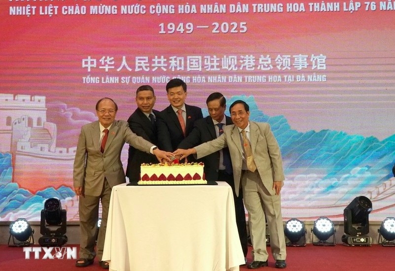 Officials cut the cake to celebrate the 76th anniversary of China’s National Day at the ceremony on September 23. (Photo: VNA)