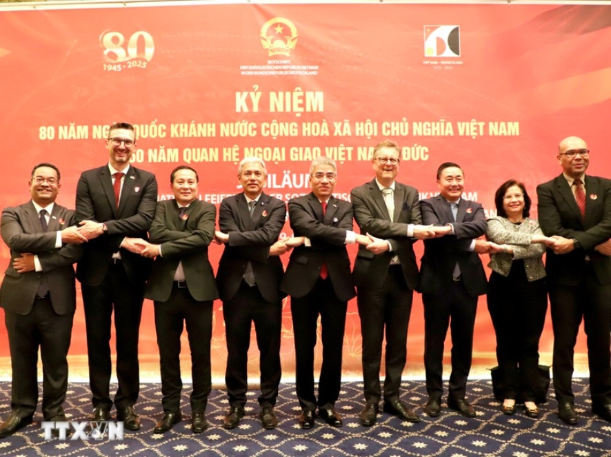 Vietnamese Ambassador to Germany Nguyen Dac Thanh (middle) and ambassadors pose for a group photo
(Photo: VNA)