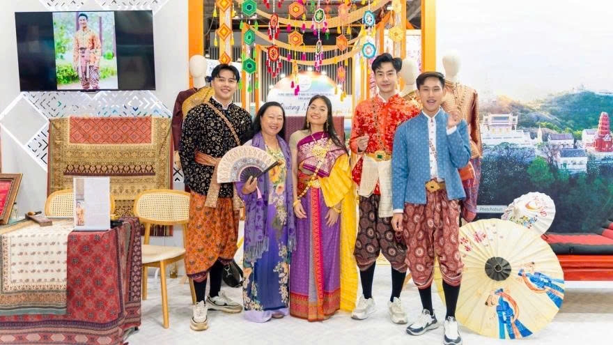 Vietnamese tourist eagerly try on Thailand's traditional costume at the International Travel Expo 2025
