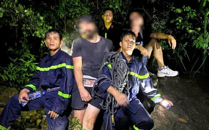 Police assist two exhausted Russian tourists off Co Tien Mountain in Nha Trang. (Photo: Khanh Hoa police)