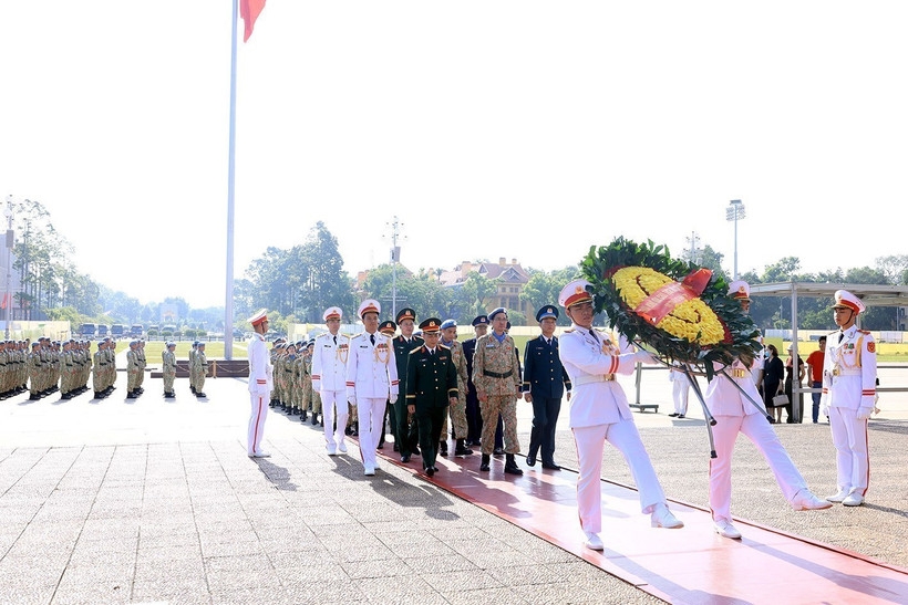 The Engineering Unit Rotation 4 lays a wreath and pays tribute to President Ho Chi Minh at his Mausoleum. (Photo: VNA)
