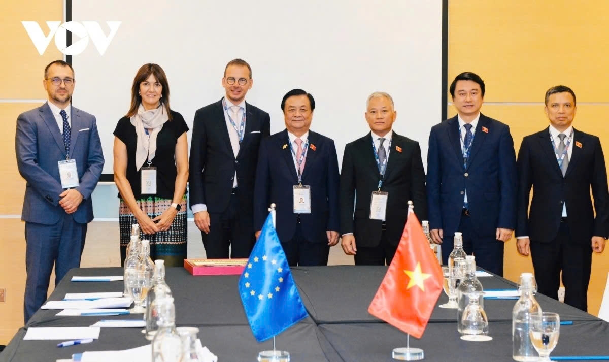 Vice Chairman of the National Assembly Le Minh Hoan (fourth from left), European Parliament member Woute Beke (third from left) and other officials pose for a group photo during their meeting in Kuala Lumpur, Malaysia, on September 18