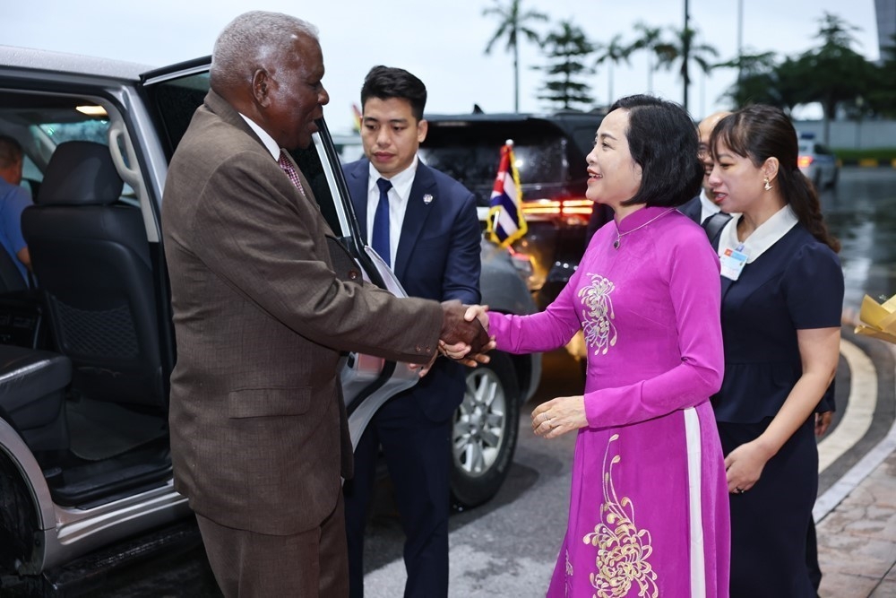 Vice Chairwoman of the National Asembly Nguyen Thi Thanh welcomes Cuban National Assembly leader Esteban Lazo Hernandez at Noi Bai International Airport. (Photo: VNA)