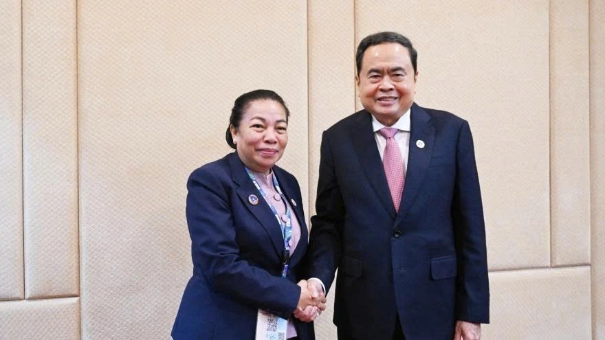 Chairman of the Vietnamese National Assembly Tran Thanh Man (R) and Vice President of the Lao National Assembly Sounthone Xayachack during their meeting in Kuala Lumpur, Malaysia, on September 18