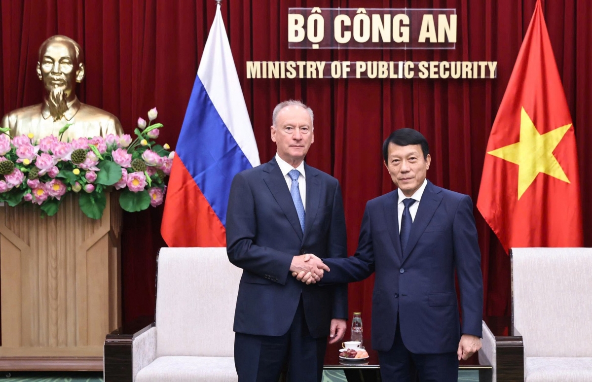 General Luong Tam Quang (R), Minister of Public Security, and Assistant to the President and Chairman of the Maritime Board of the Russian Federation Nikolai Patrushev during their meeting in Hanoi on September 16. (Photo: MoPS)
