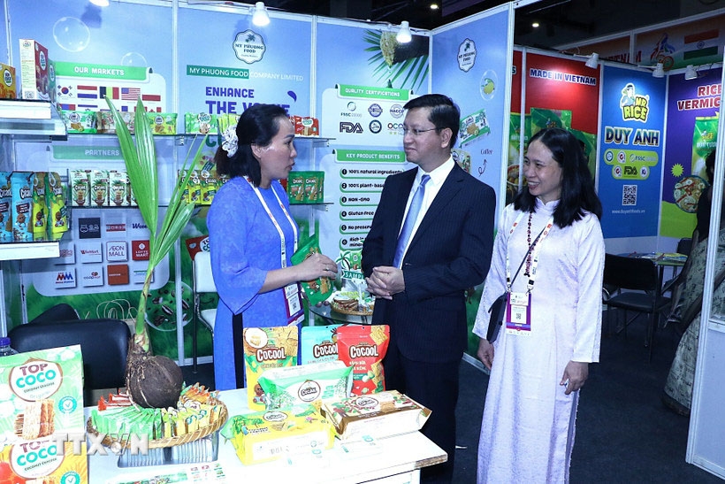 Vietnamese Ambassador to India Nguyen Thanh Hai visits the Vietnam Pavilion at the exhibition. (Photo: VNA)