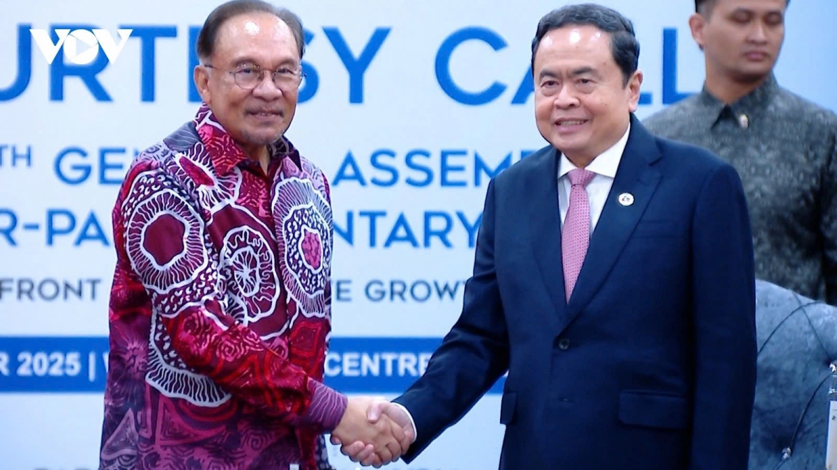 Vietnamese National Assembly Chairman Tran Thanh Man (R) meets with Malaysian Prime Minister Anwar Ibrahim in Kuala Lumpur on September 18