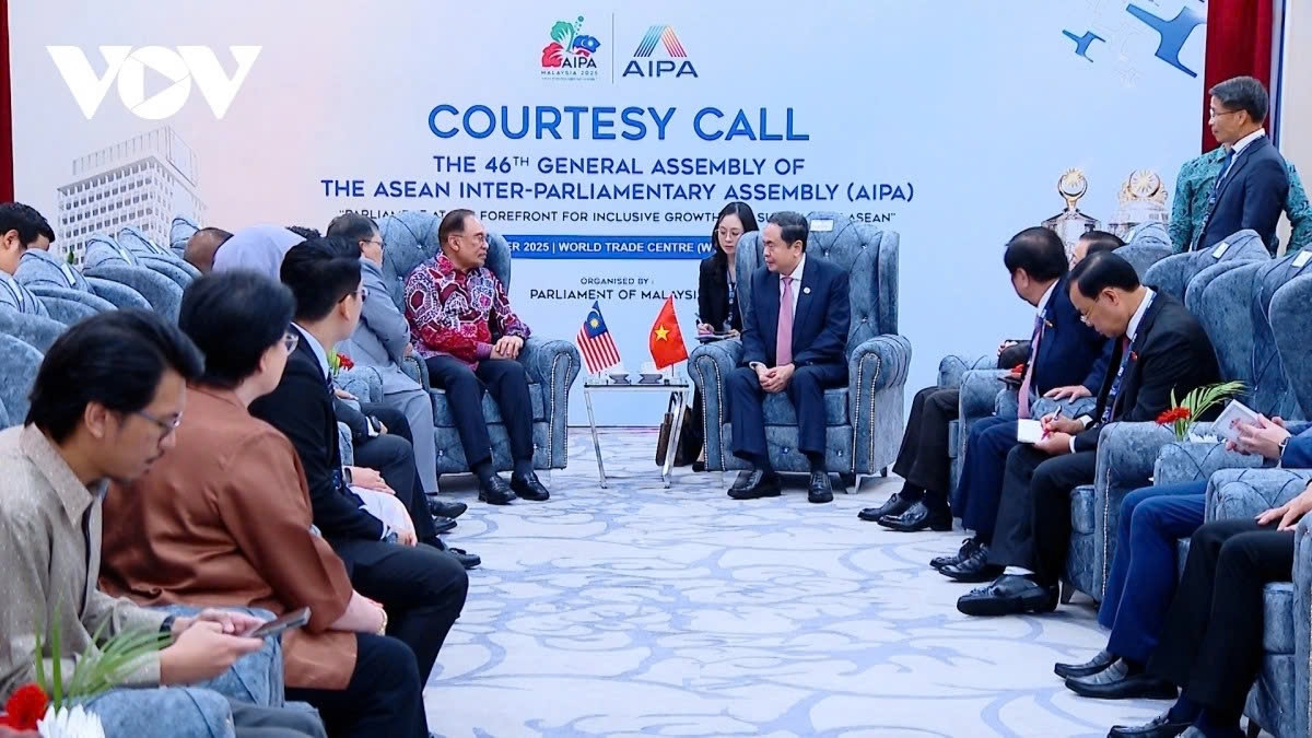 Vietnamese National Assembly Chairman Tran Thanh Man and Malaysian Prime Minister Anwar Ibrahim discuss measures to promote cooperation between the two countries during their meeting in Kuala Lumpur on September 18