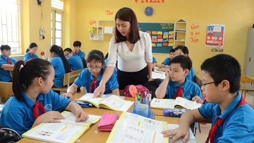 Students will use a single set of textbooks nationwide, starting in 2026