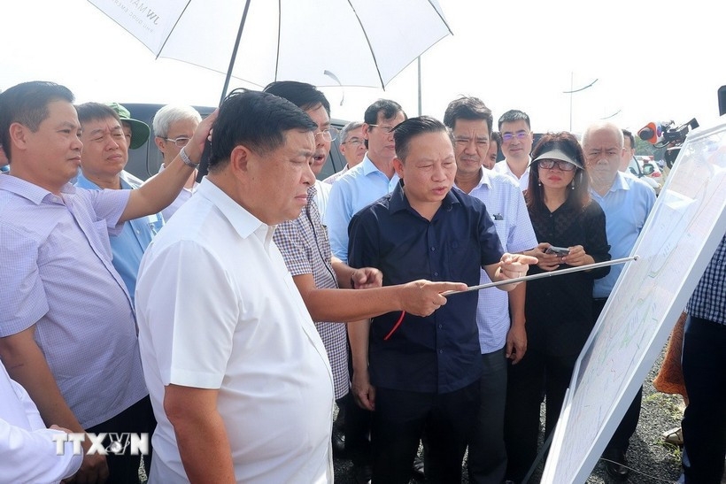 Deputy Prime Minister Nguyen Chi Dung and the working delegation inspect the construction site of Duong Dong 2 reservoir. (Photo: VNA)