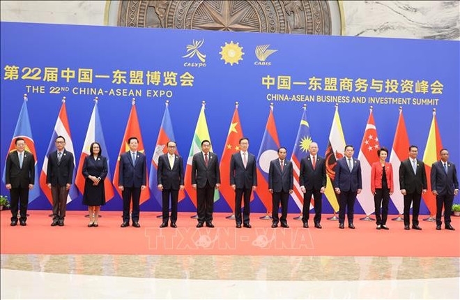 Deputy PM Mai Van Chinh (fourth from left) and delegates at the opening ceremony. (Photo: VNA)