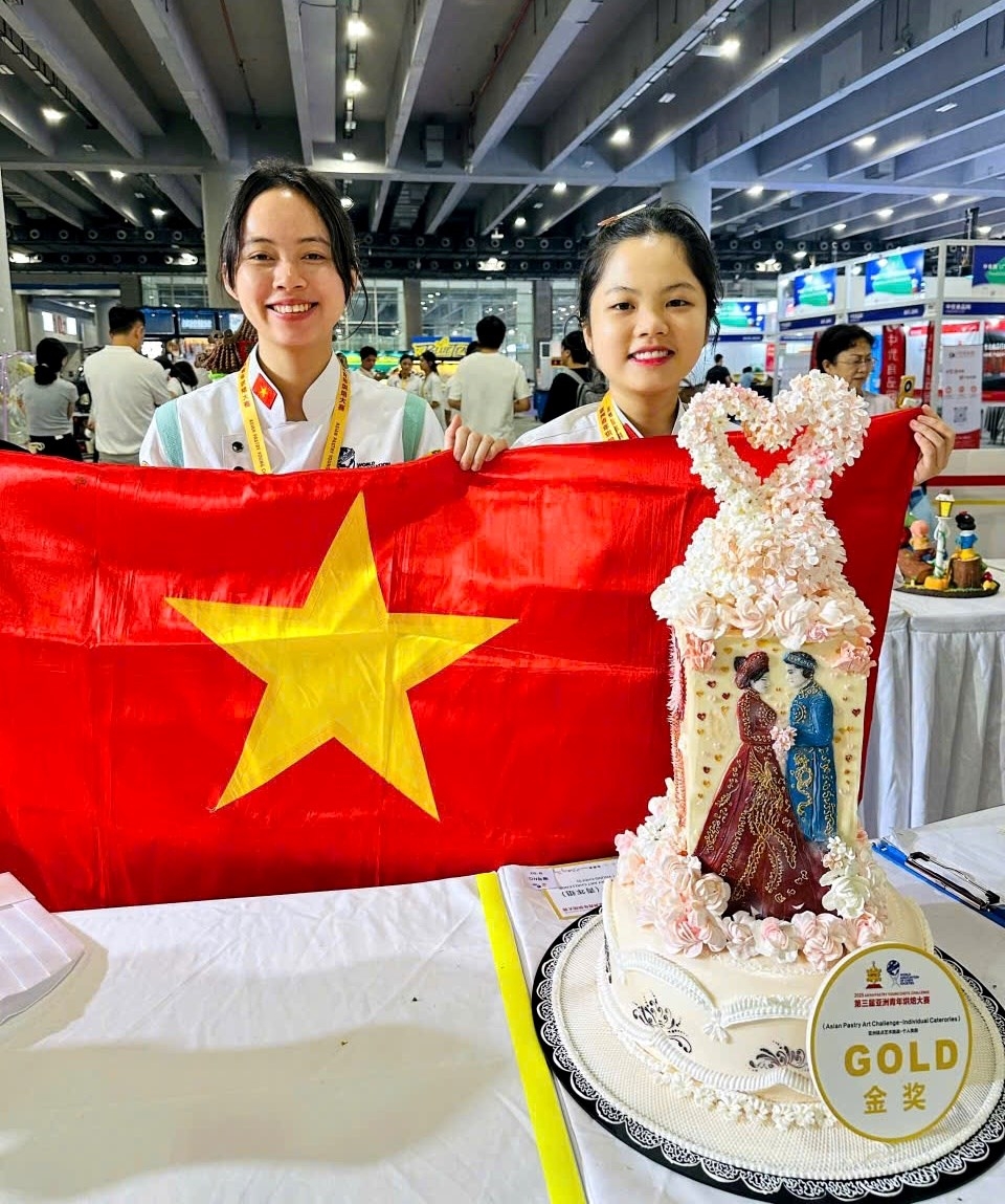 Vietnamese team wins four gold medals at Asian Pastry Young Chefs Challenge 2025. (Image source: baovanhoa.vn)