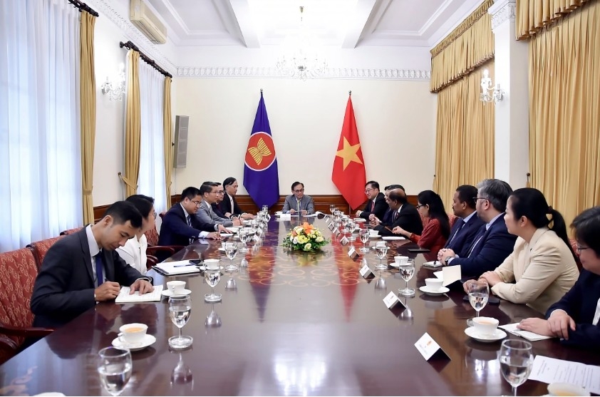 Acting FM Le Hoai Trung receives ambassadors and chargés d’affaires of ASEAN member states and Timor-Leste