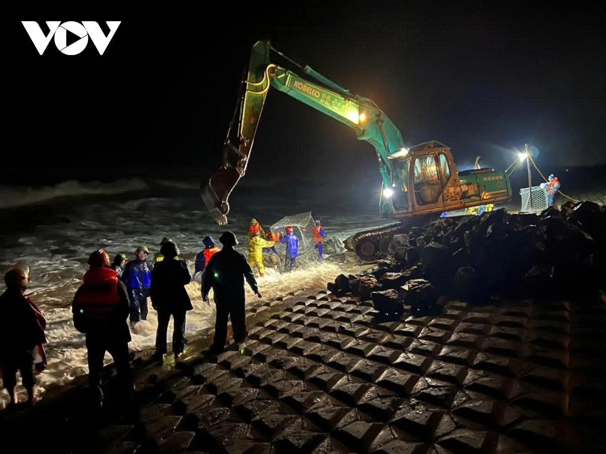 Authorities and local residents are rushing to reinforce a section of the Hai Thinh 3 sea dyke eroded by the impact of Typhoon Bualoi