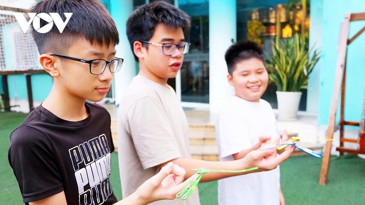 A dragonfly is a familiar image to children, from books to everyday life. That is why bamboo dragonflies have long been cherished as a simple, rustic toy of childhood.