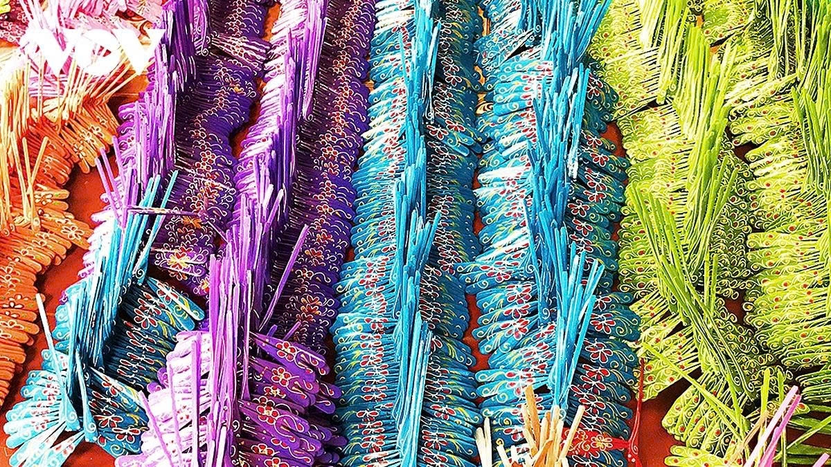  Tai says that each day, each artisan can complete 200-300 products depending on size and design.