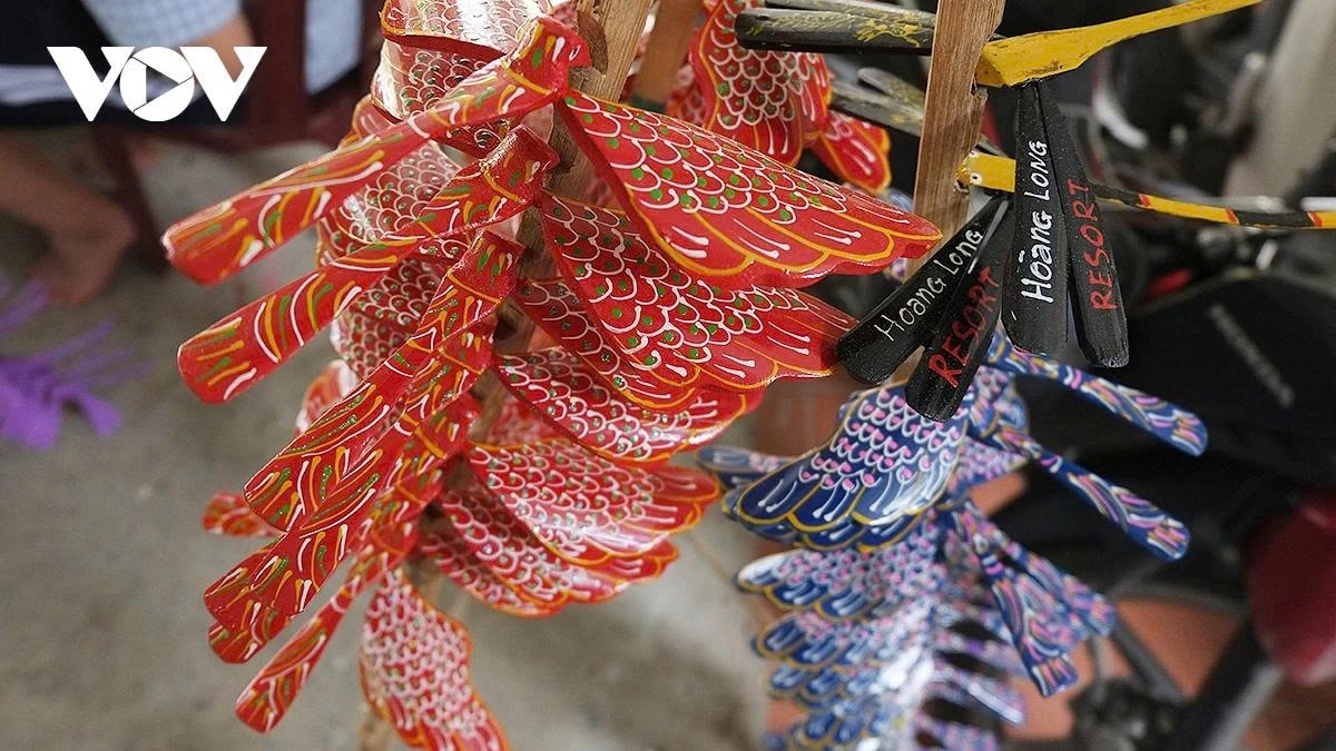 Each product costs around VND20,000–30,000, with larger ones often used as garden hangings or interior decorations.