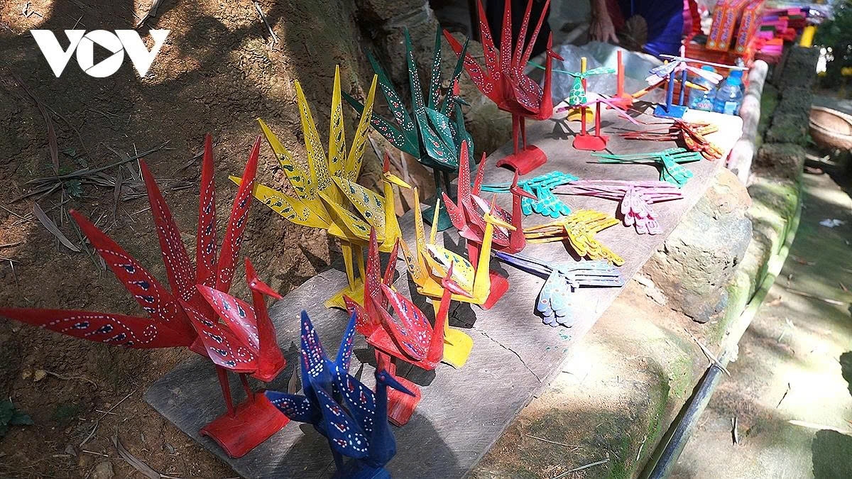 Nowadays, they have made diverse bamboo items such as peacocks, pigeons, butterflies, turtles. All are gifts suitable for relatives and friends of all ages.