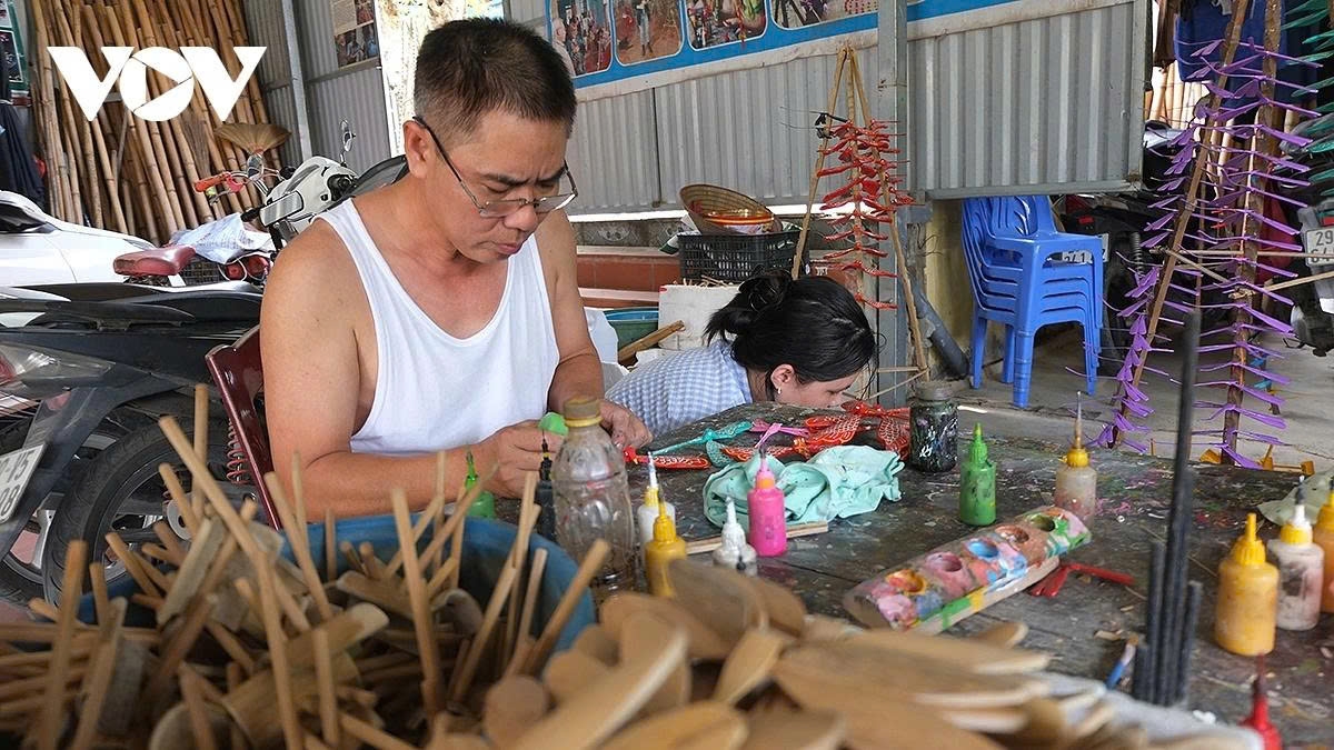 Nguyen Van Tai (pictured), owner of Tai Tan bamboo dragonfly workshop and the first to introduce the craft to the village, shares that the locality once had no tradition of bamboo dragonfly making, while he himself used to work as a service photographer.