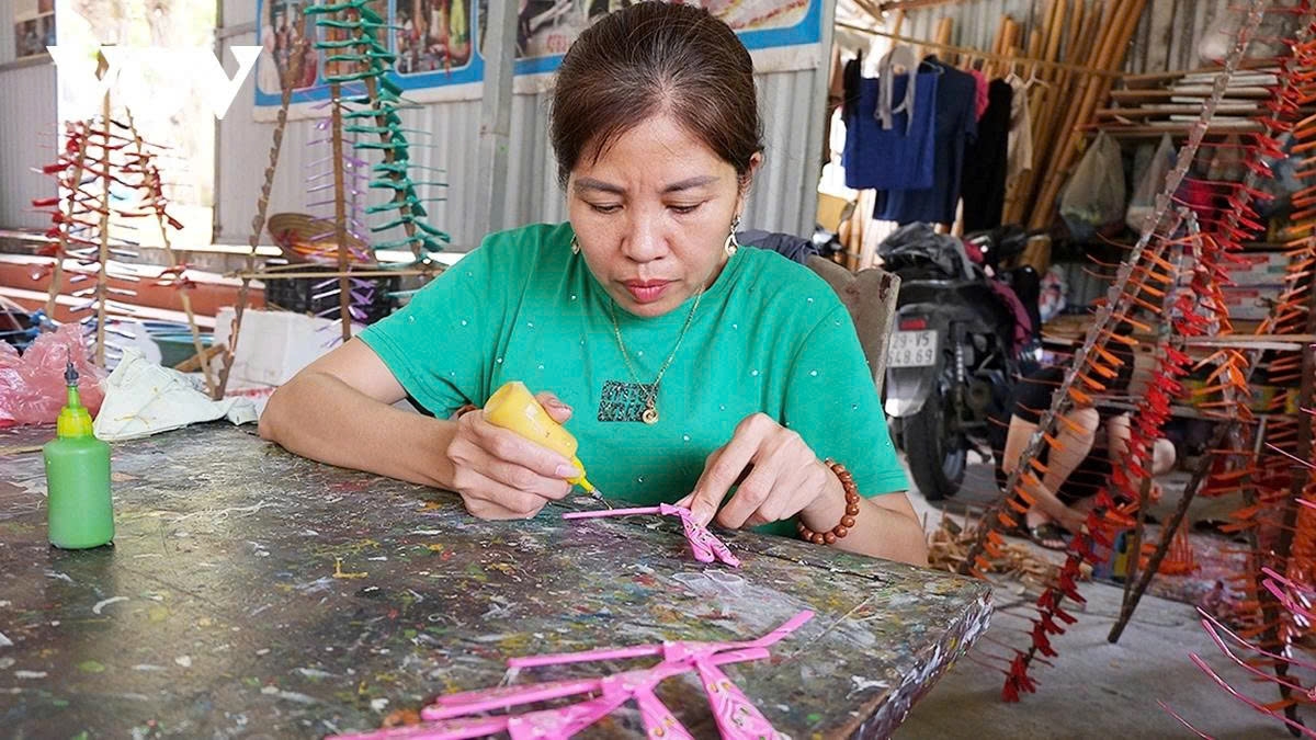 Making bamboo dragonflies requires meticulous skills, with finer craftsmanship resulting in more beautiful, well-balanced, and lively toys that better capture children’s attention.