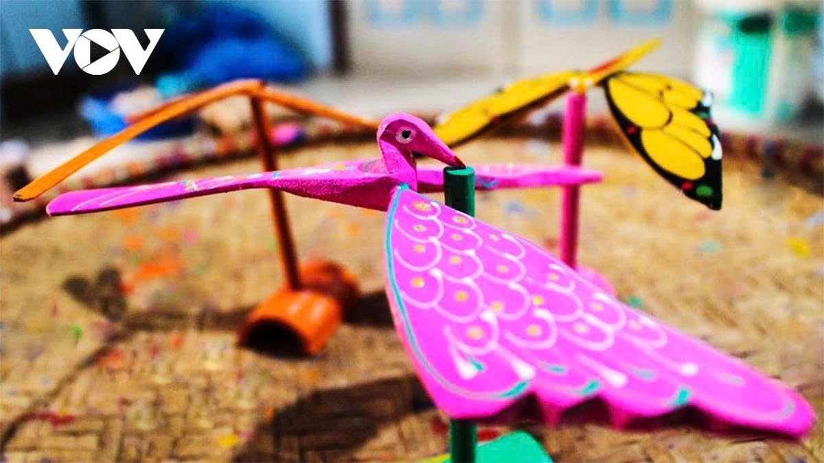 The dragonflies are then coated with colourful paints and vivid patterns.