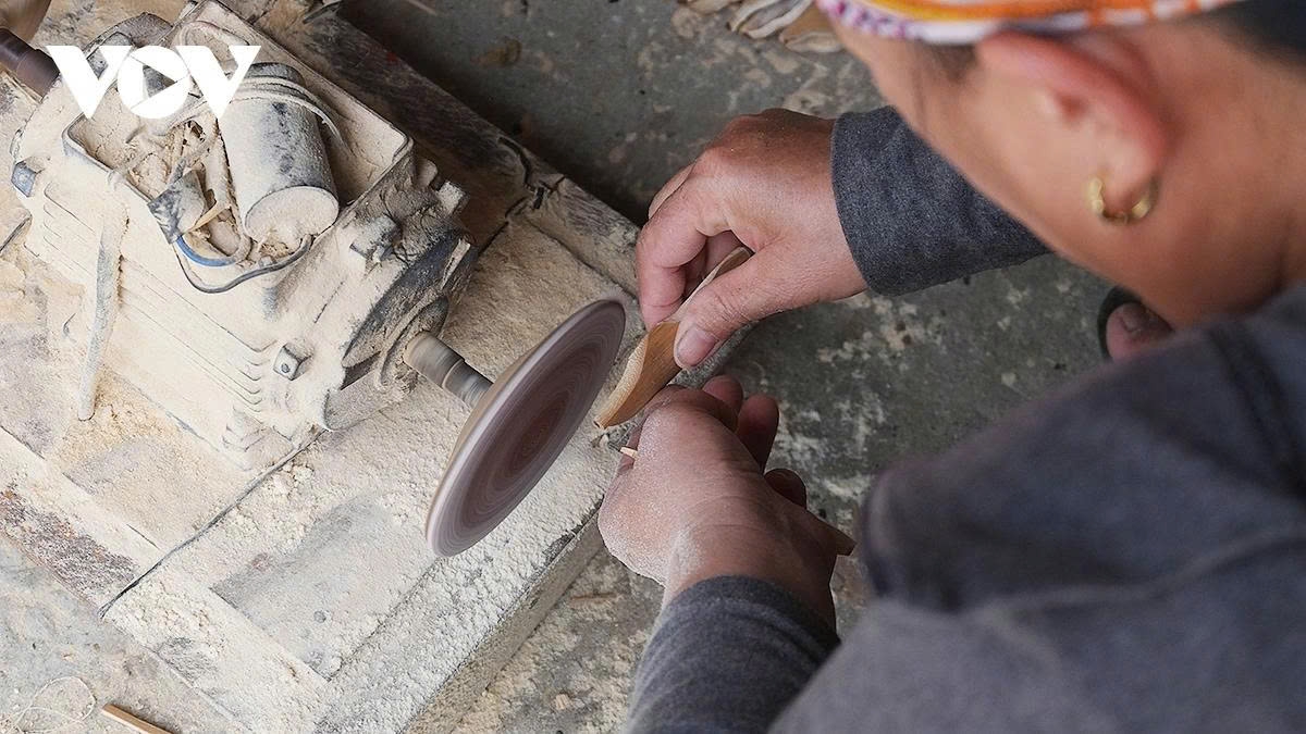 To ensure the products’ durability, Thach Xa villagers must choose thin and solid bamboo.