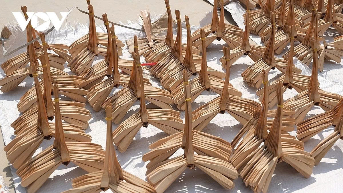 Balancing the bamboo dragonflies is the final step in the stage of shaping the form.