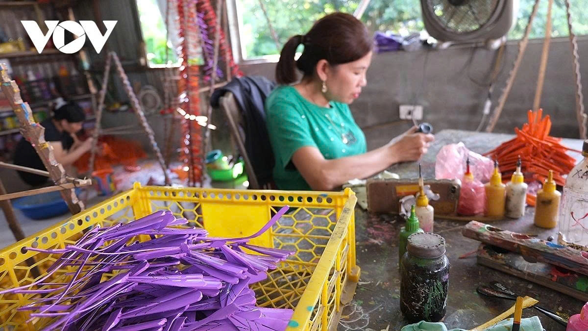 The process of painting dragonflies requires skillfulness and meticulousness to create colorful birds with beautiful patterns.