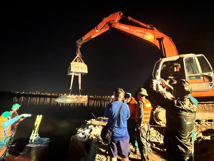 Competent forces move the bombs to a safe place for disposal. (Photo: VTCNews)