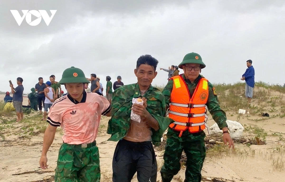 One of the survivors has been brought ashore by border guards in Quang Tri