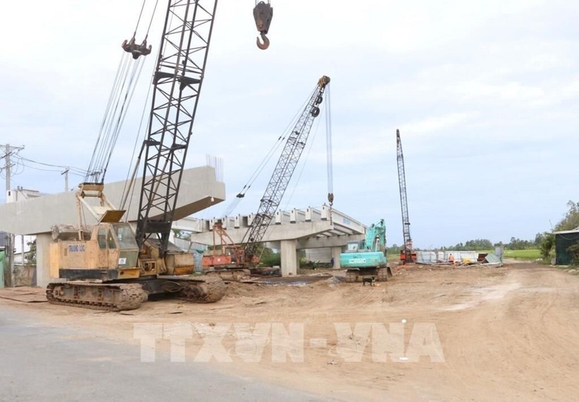 Construction at Sub-project No. 4 of the Chau Doc - Can Tho - Soc Trang expressway project, which is funded with public investment capital.
