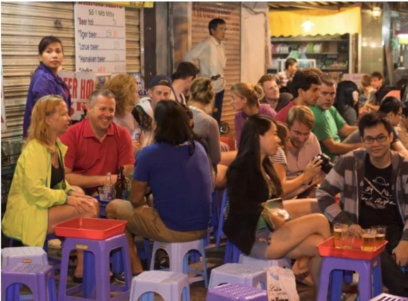 Foreign visitors enjoy Vietnamese street food (Photo: Travel Off Path)