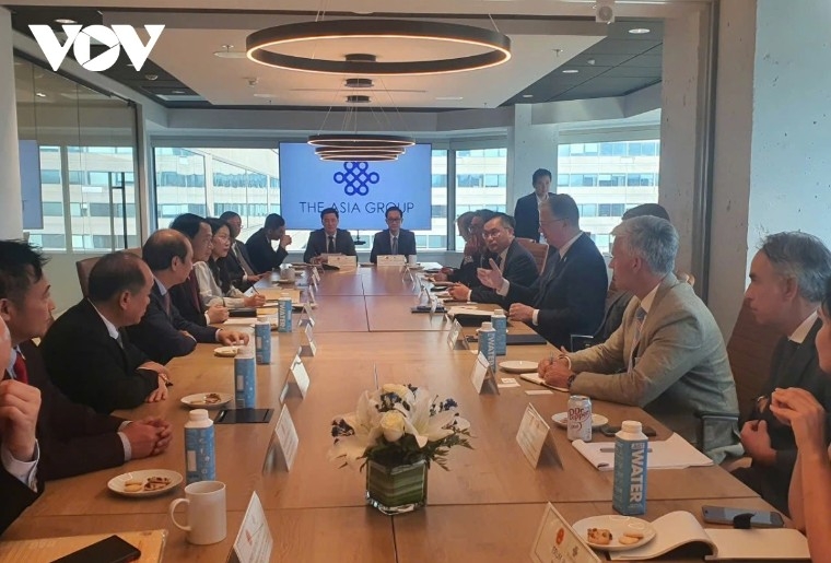 Deputy Minister Le Quoc Hung meets with representatives of the Asia Group