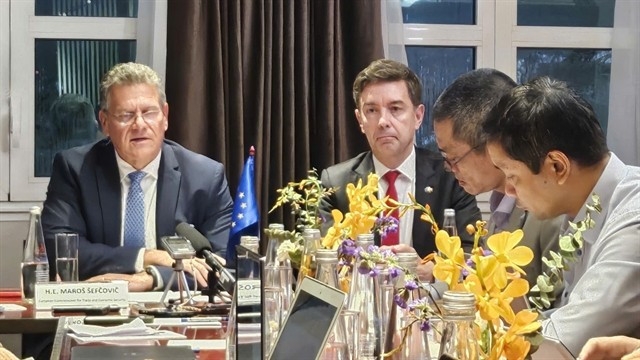 Maros Sefcovic (left), European Commissioner for Trade and Economic Security, at the press conference in Hanoi. (Photo: VNA)