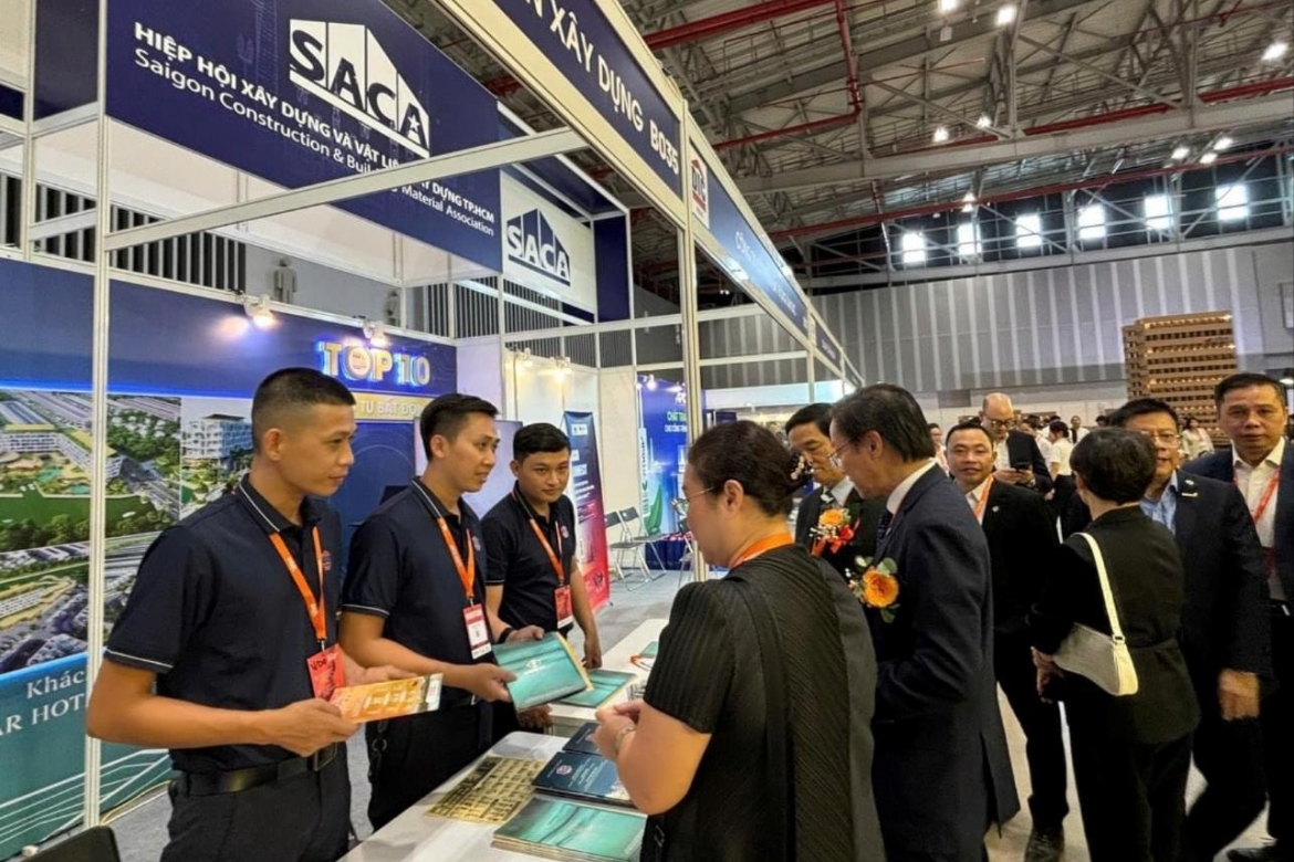 Participants visit a booth at the Vietnam Interior and Build Expo 2024 (Illusstrative image)
