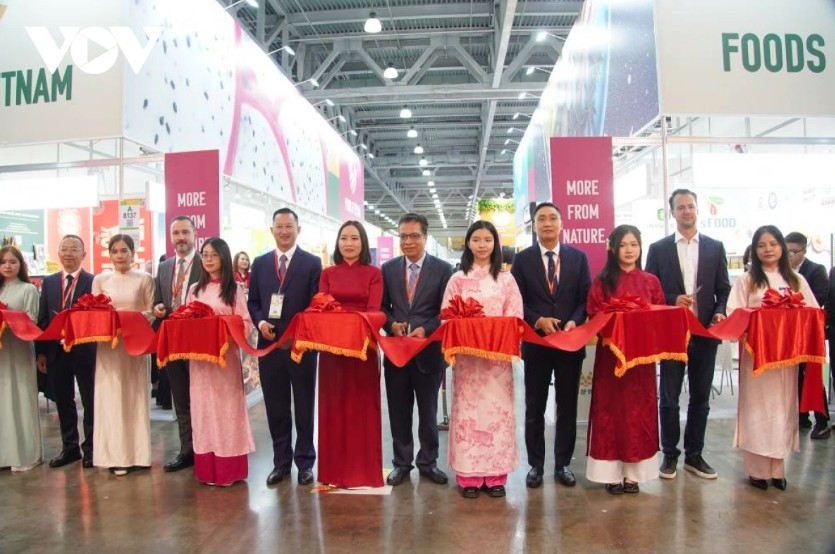 Delegates cut the ribbon to inaugurate the Vietnam Pavilion at WorldFood Moscow 2025